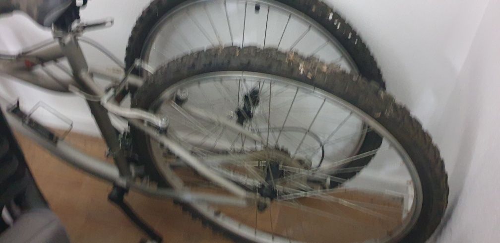 Duas bicicletas cinza