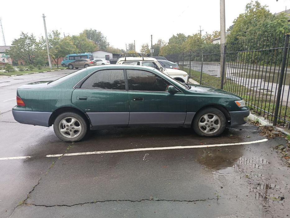 Lexus ES300 Лексус по цене део. ЗА 2000 НЕ ОТДАМ!!!