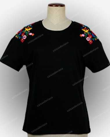 T-Shirt preta com o bordado de Viana feito à máquina