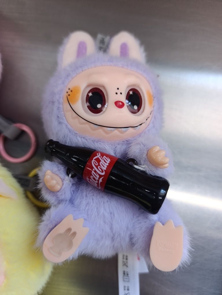Лабубу з кока кола Labubu coca cola лабуба тренд New