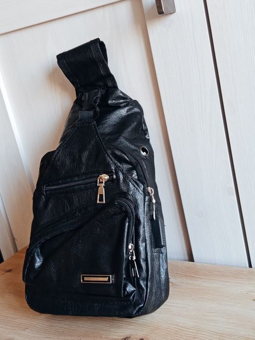 Nowa torba na ramię / saszetka w kolorze czarnym.