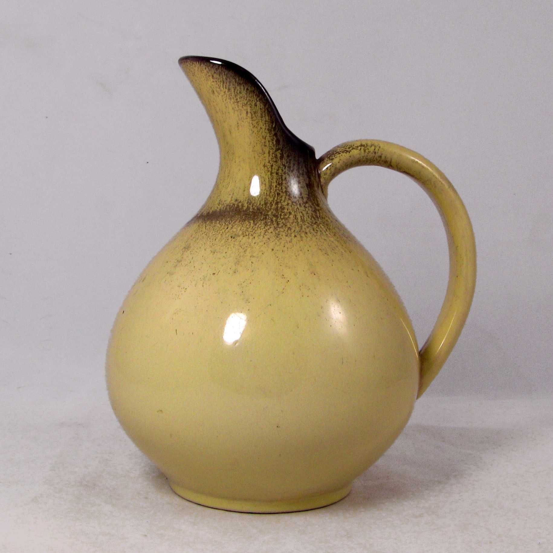 Ceramiczny wazon z uchem
