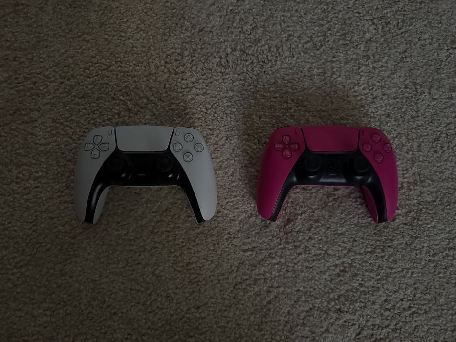 Playstation 5 Slim + Dois comandos + Stand + 5 jogos