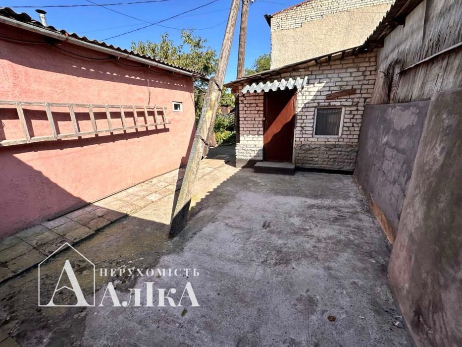Продам частину будинку з власним двором