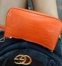 Модная оранжевая сумка багет