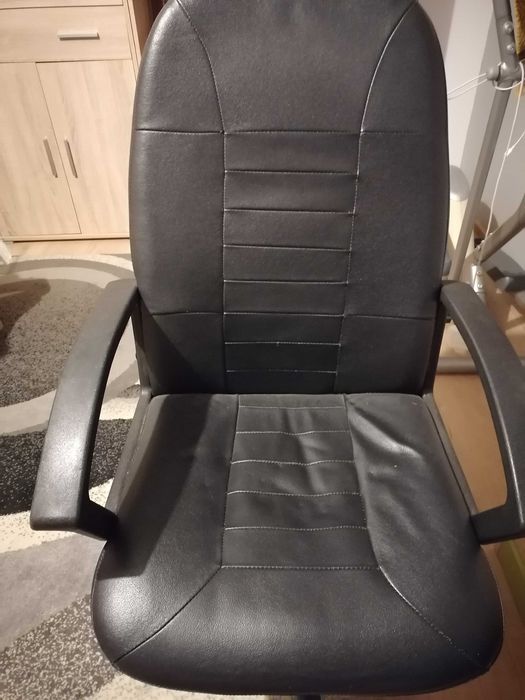 Krzesło skórzane obrotowe, kolor czarny. Stan dobry. Zapraszam.