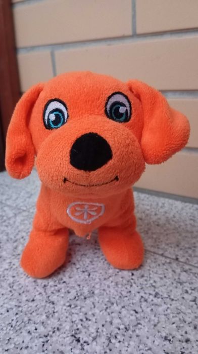Cão peluche laranja