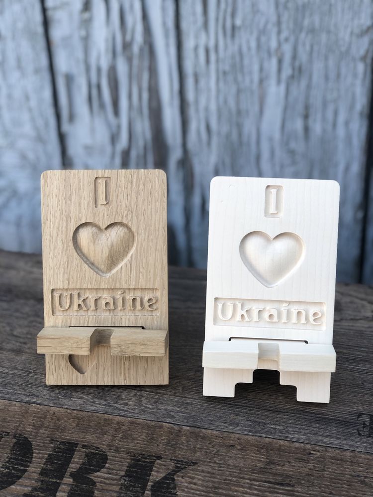 Дерев’яна підставка під телефон