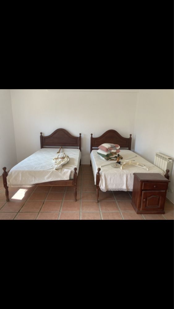 Mobilia de quarto- camas de solteiro ,mesinhas. de cabeceira