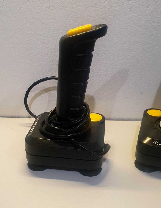 2 x Joysticki Amiga Commodore ? stan nieznany