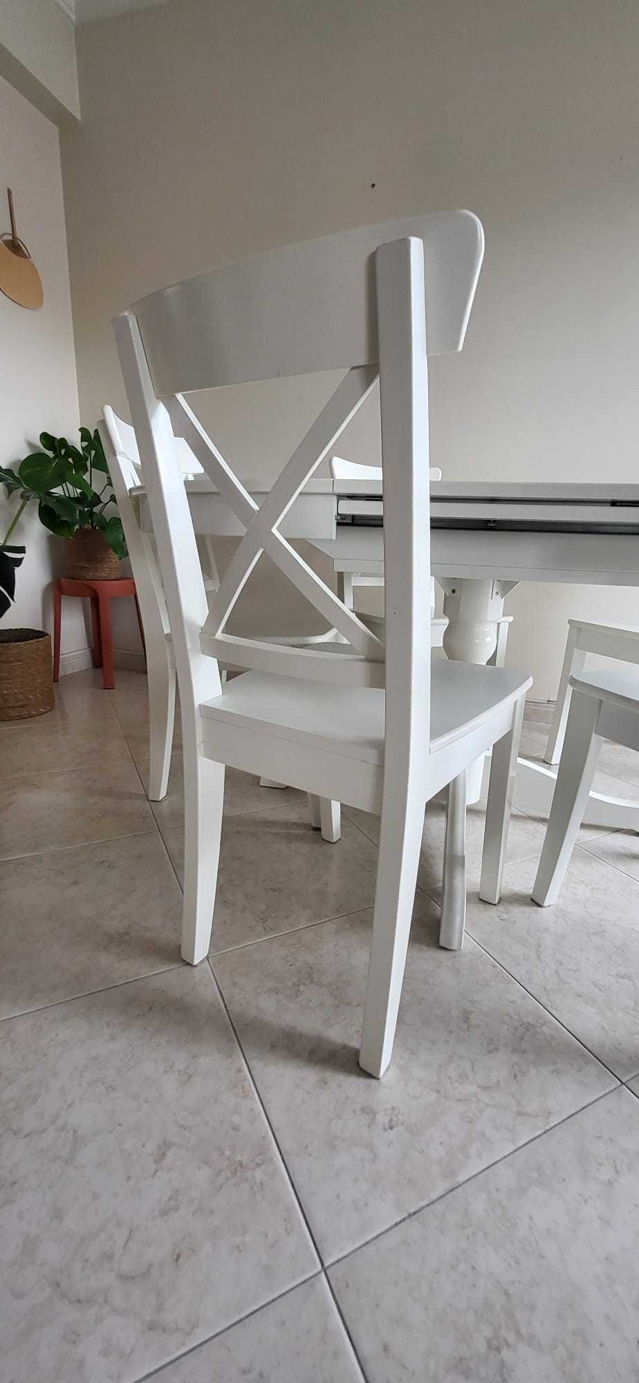 Mesa ikea

Eu vendo uma mesa redonda branca +  cadeiras Ikea.