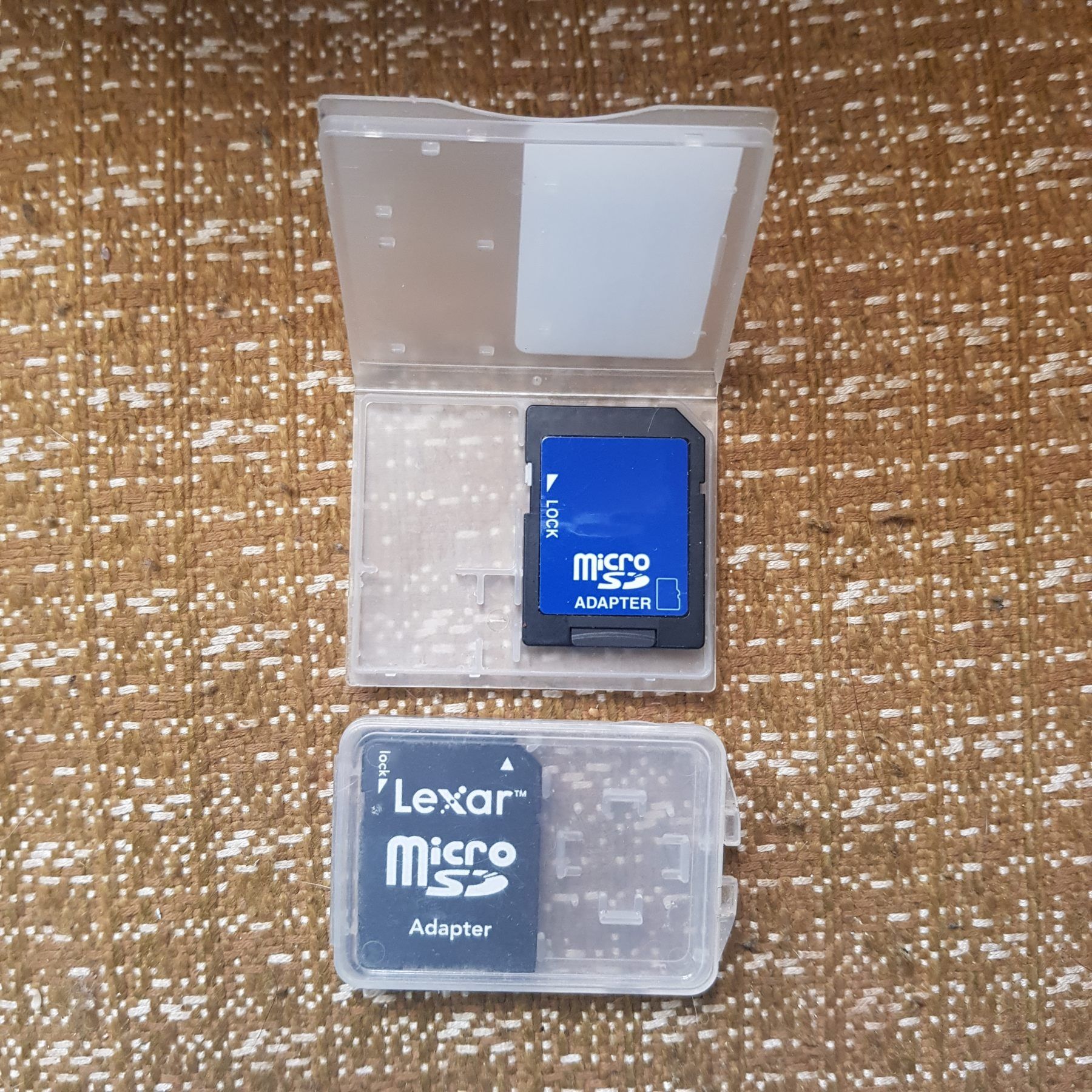 Пара Адаптеров и Карта Памяти Micro SD в Капсулах