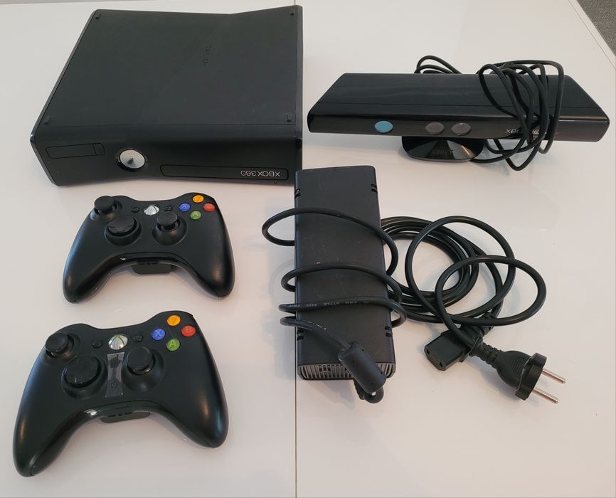 Xbox 360 plus 4 gry