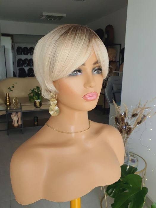 Piękna blond peruka z lekkim odrostem naturalna fryzura