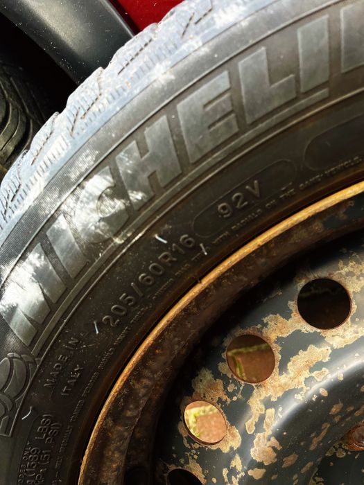 Koła zimowe 205/60R16 – felgi + opony + kołpaki (Nissan Juke)