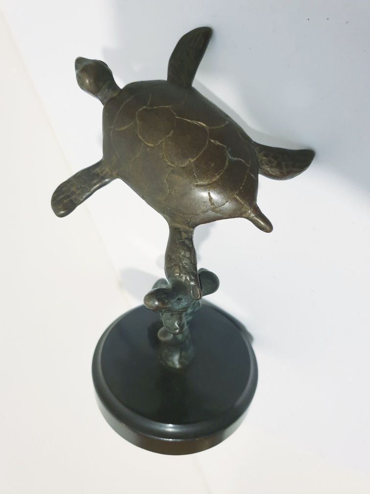 Linda antiga escultura de uma tartaruga marinha em bronze