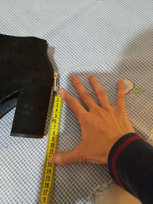 Botim preto, salto alto, tamanho 36