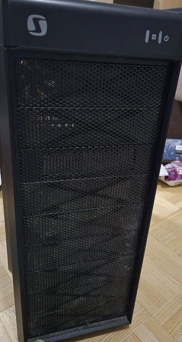 Komputer stacjonarny bez karty graficznej i dysku