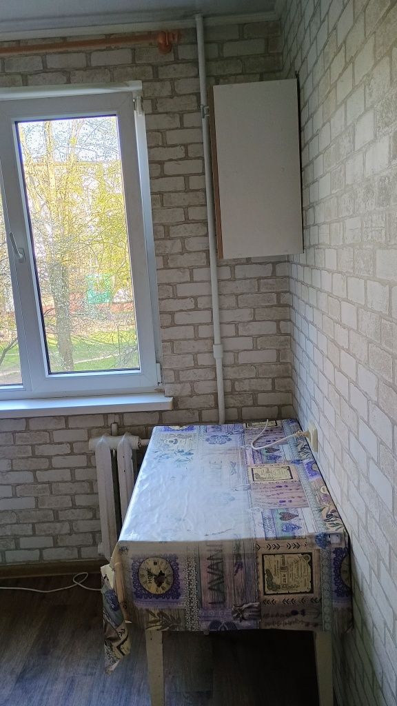 Здається 2-х кімнатна,біля 30 школи.