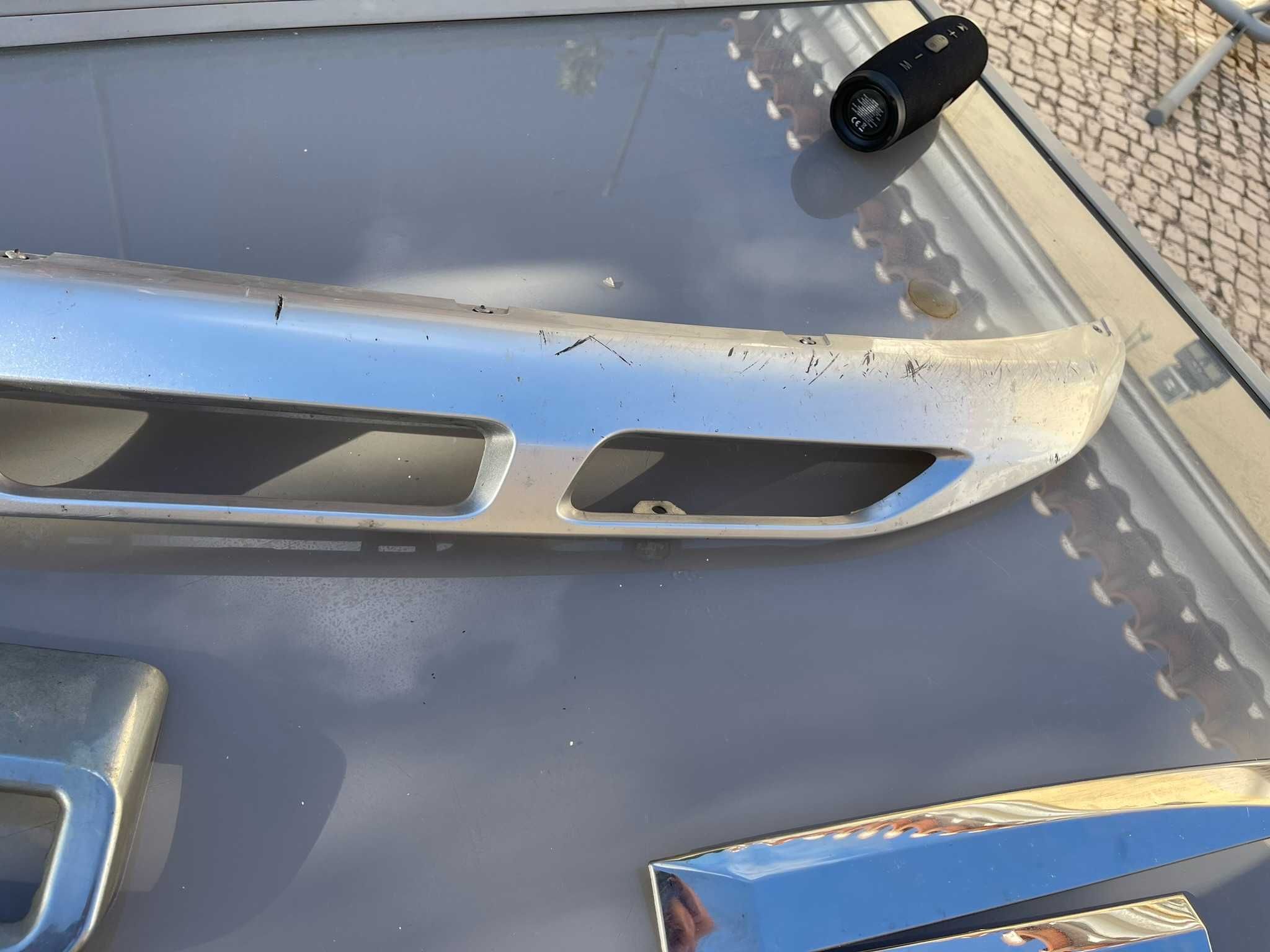 Acessórios cromados para carroçaria Peugeot 3008  bom estado.