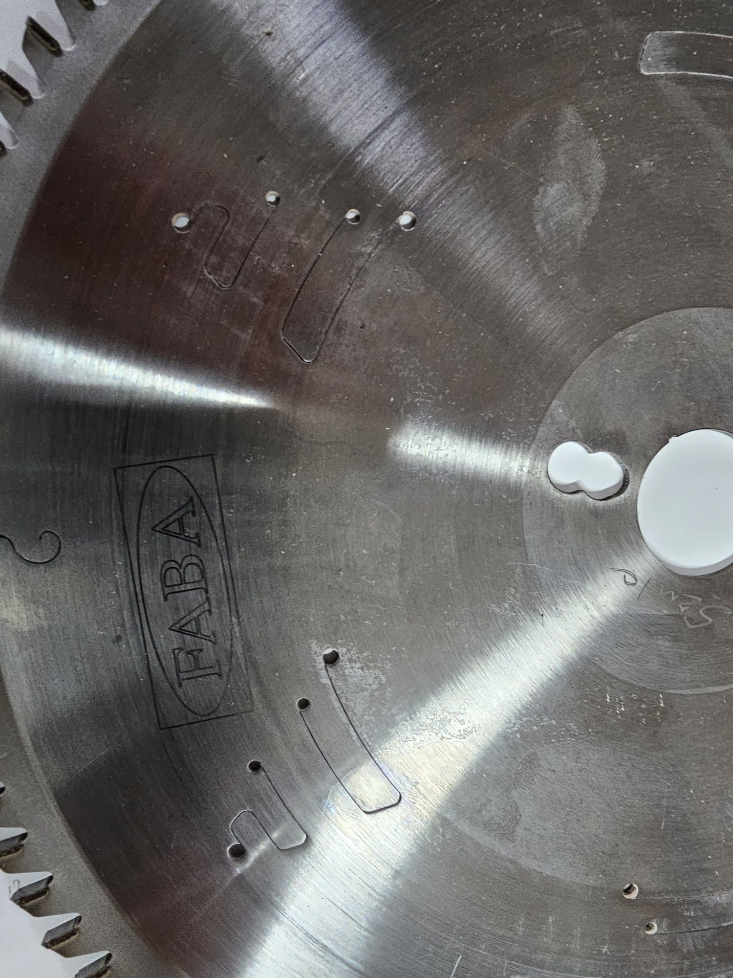 Piły do cięcia plyt laminowanych oraz drewna Faba 300mm