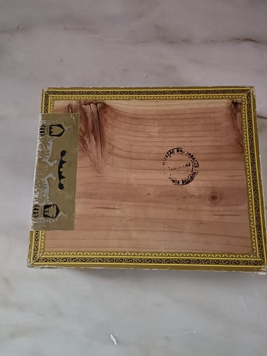 Caixa de charutos em madeira, marca Estrella, de São Miguel-Açores