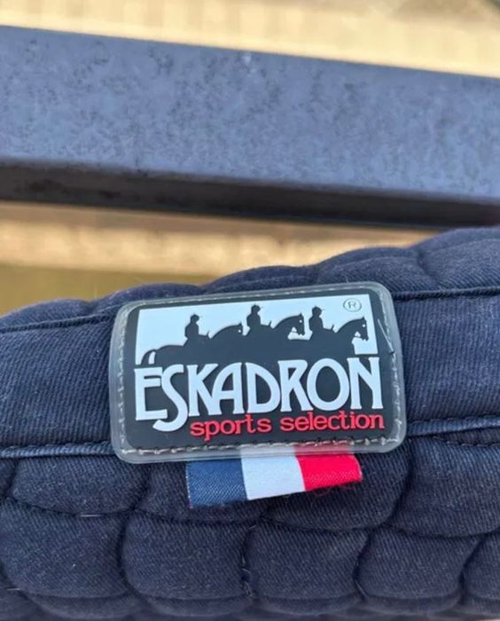 czaprak eskadron vs granatowy