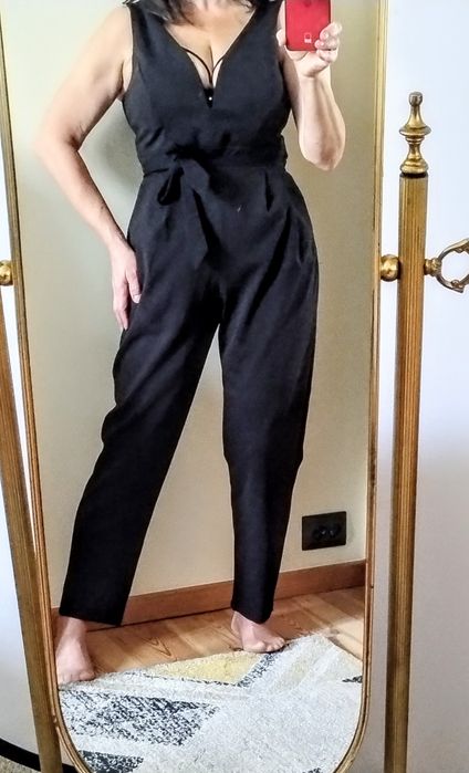 Elegancki czarny kombinezon na szelkach, wiązanie w pasie