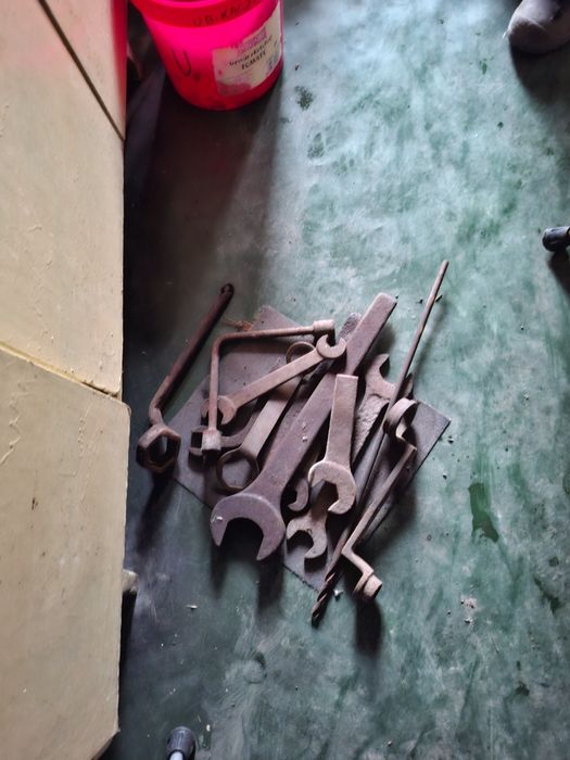 Klucze płaskie ŕózne oraz pila  do ciecia drewna