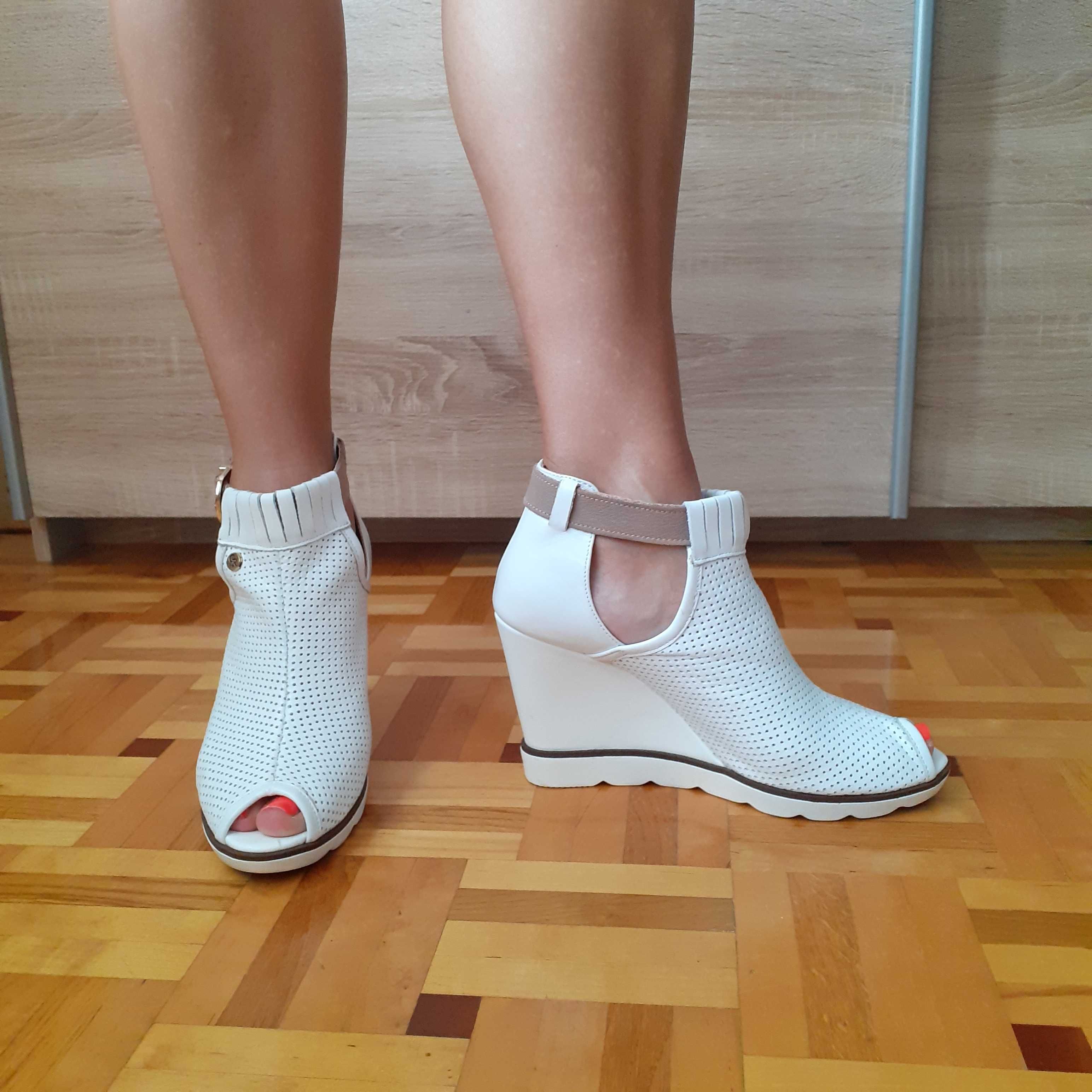 CLAUDIO ROSSETTI, Skórzane białe buty  39 Koturn