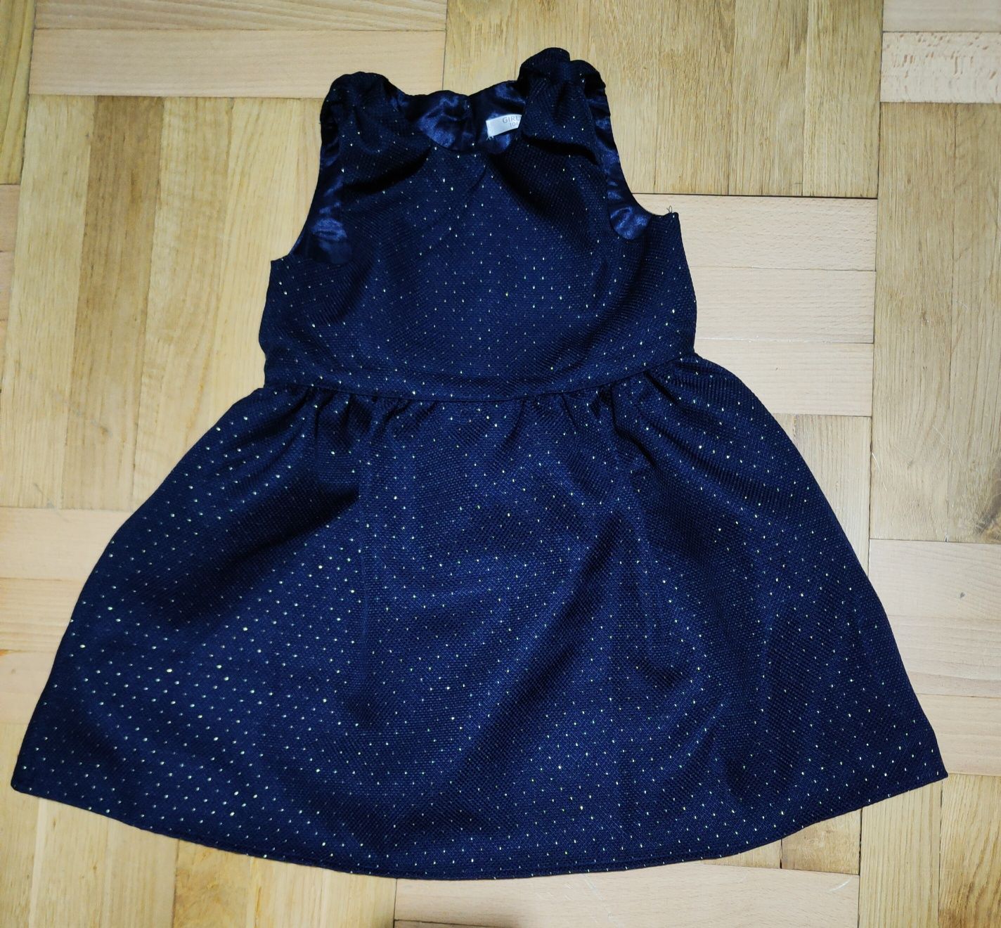 Elegancka rozkloszowana sukienka 104 granatowa w złote kropki