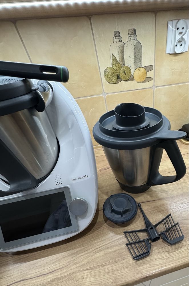 Thermomix tm 6 dodatkowo drugie naczynie i deska.