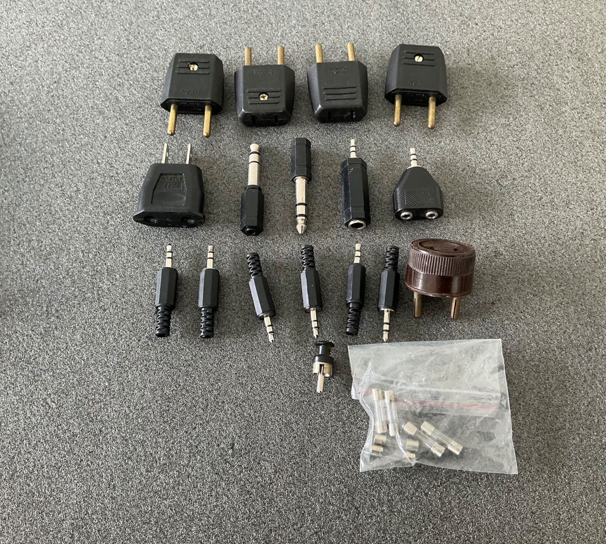 Kit com 7 fichas elétricas + 10 conectores jack áudio + 6 fusíveis