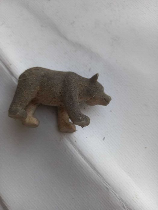 Brinquedo com figura de urso pardo