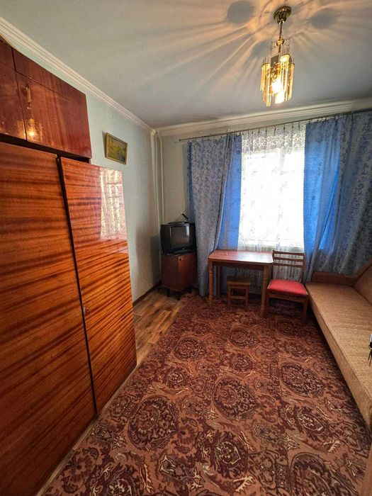 Кімната в гуртожитку по низу ринку