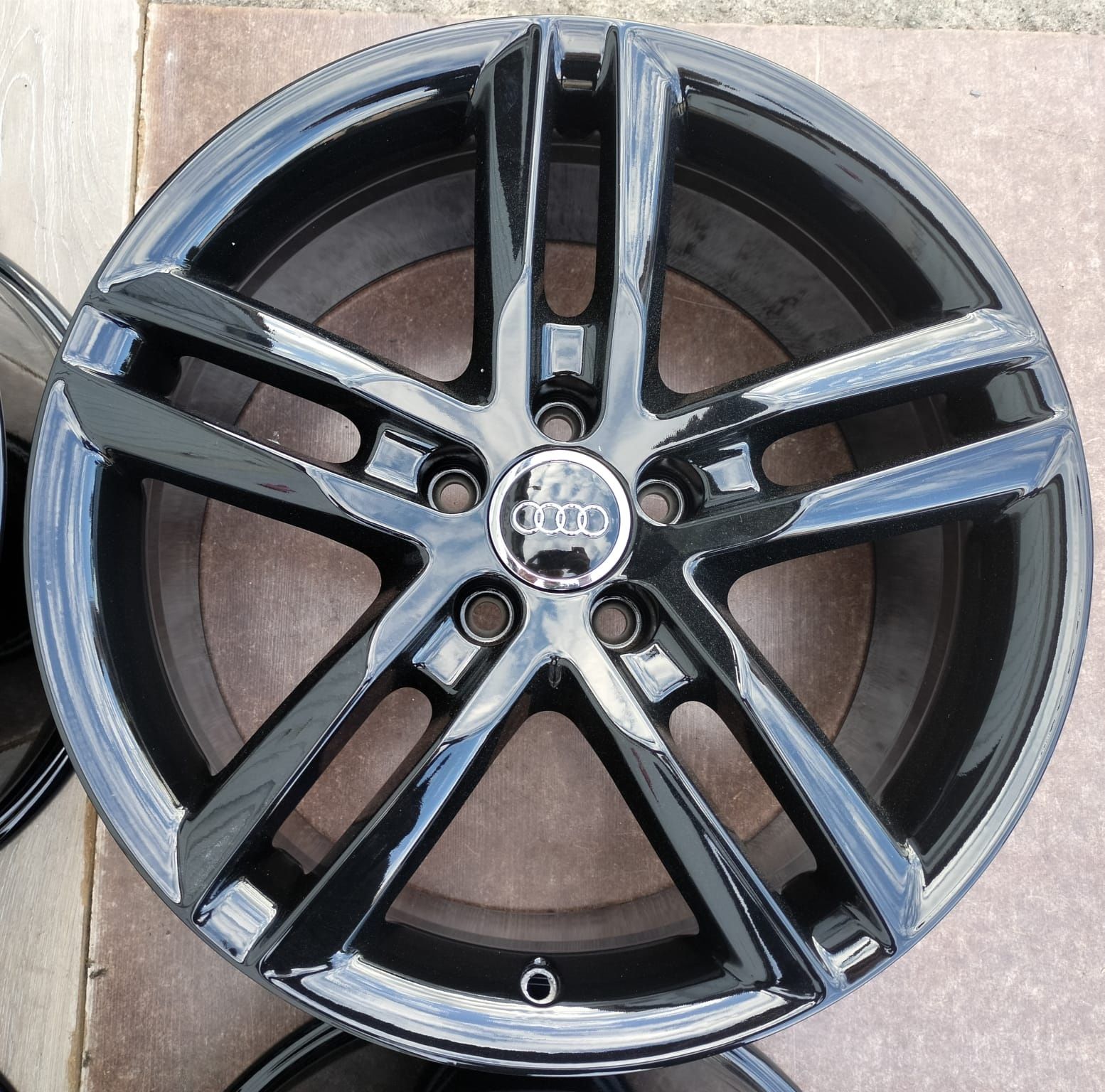 Felgi aluminiowe Audi A3 A4 A5 A6 A8 Q5 8x18 ET39 5x112
