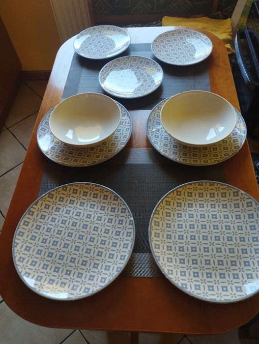 Talerze dyże deserowe i głębokie firmy Oagni z porcelany po bokach usz