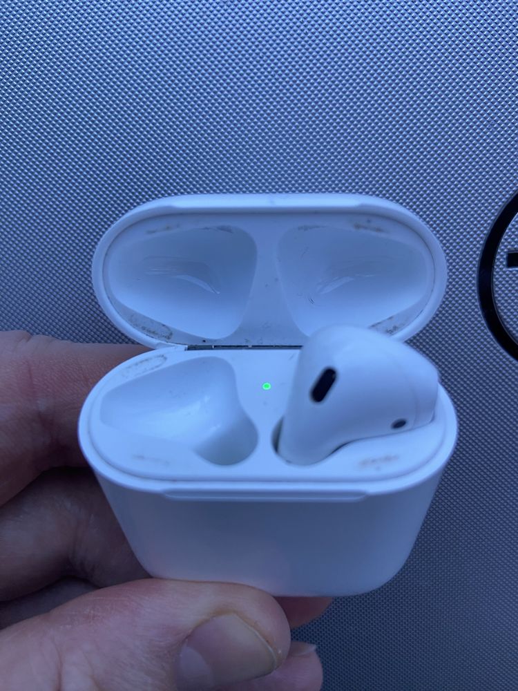 Продам кейс на airpods gen 1, оригінал!