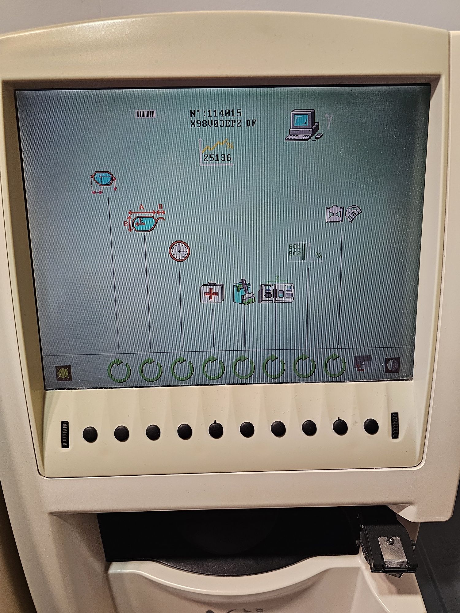 Essilor Gamma kolorowy wyświetlacz. Automat do obróbki szkieł okular.