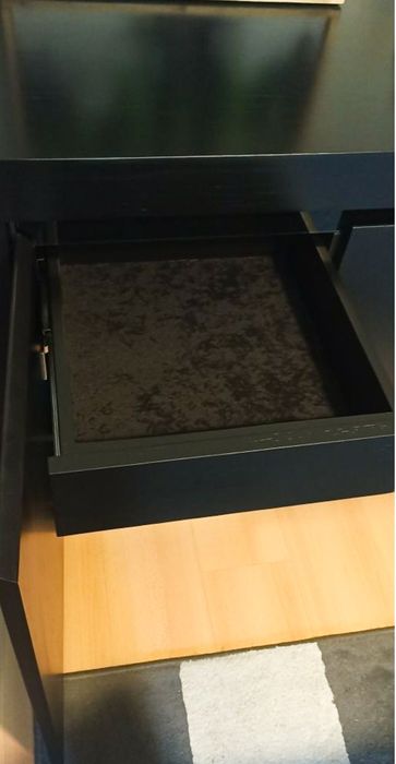 Aparador preto sem imperfeições