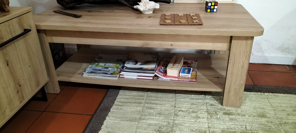 Vendo mesa de centro em muito bom estado de conservação e é de madeira