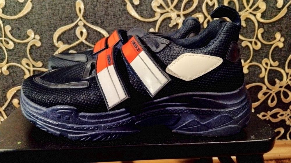 Женские кроссовки и ботфорды