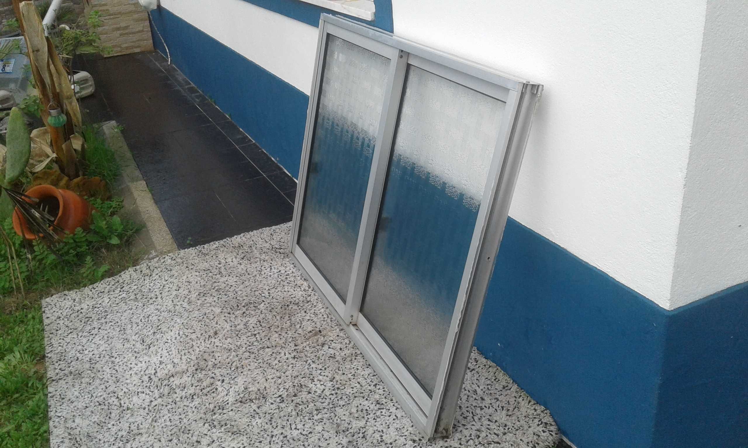 Janelas de aluminio polido com aro e percianas