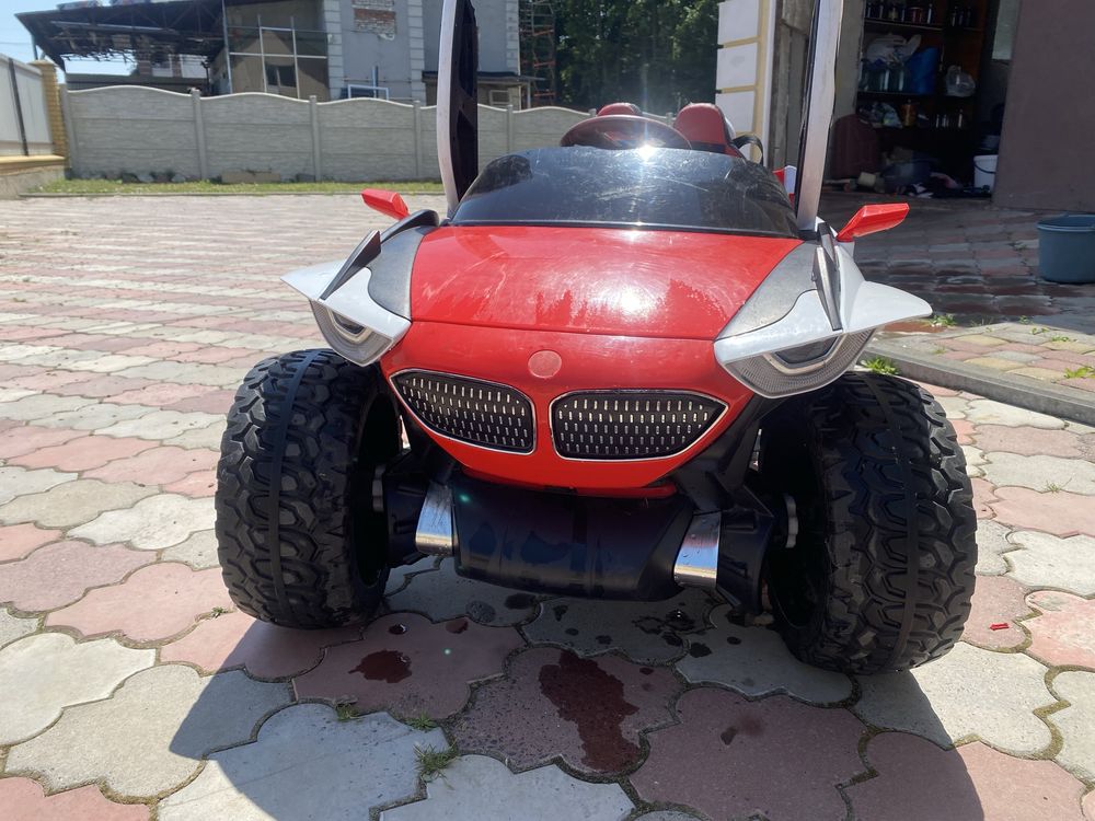 Дитячий електромобіль