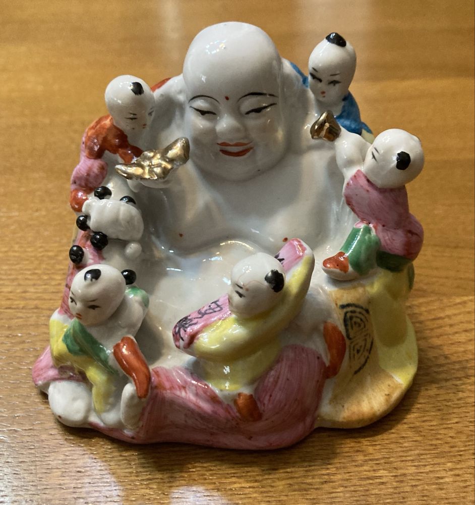 Buda da fertilidade em porcelana