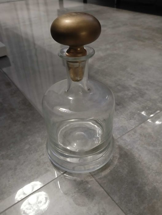 Szklana karafka stara