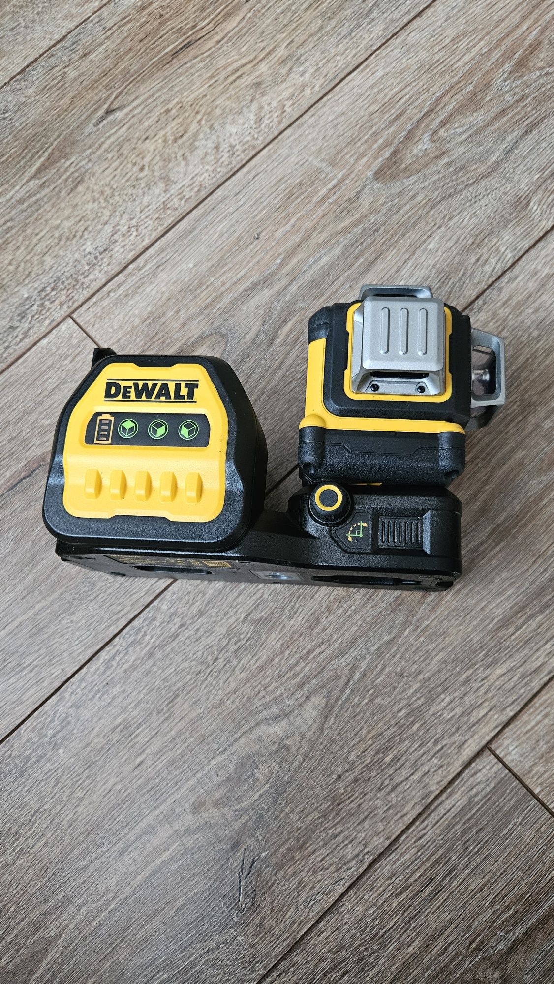 Laser dewalt zielony
