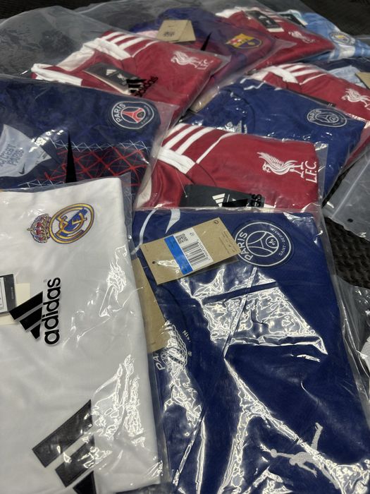 Футбольні форми Ліверпуль, ПСЖ, Барса