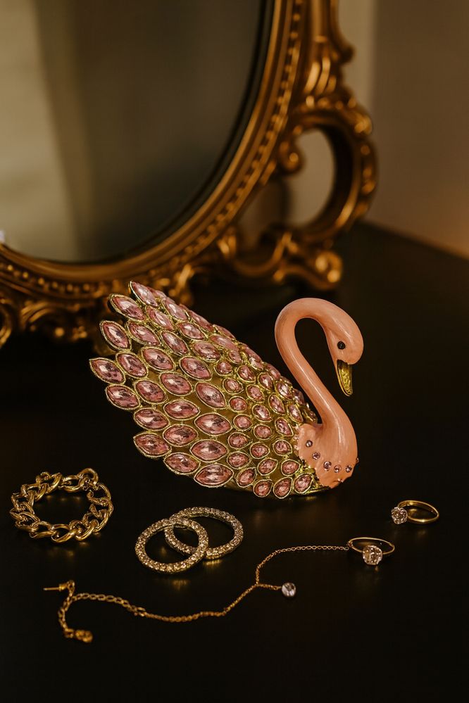 Różowa szkatułka łabędź z kryształkami elegancka ozdoba jak i prezent