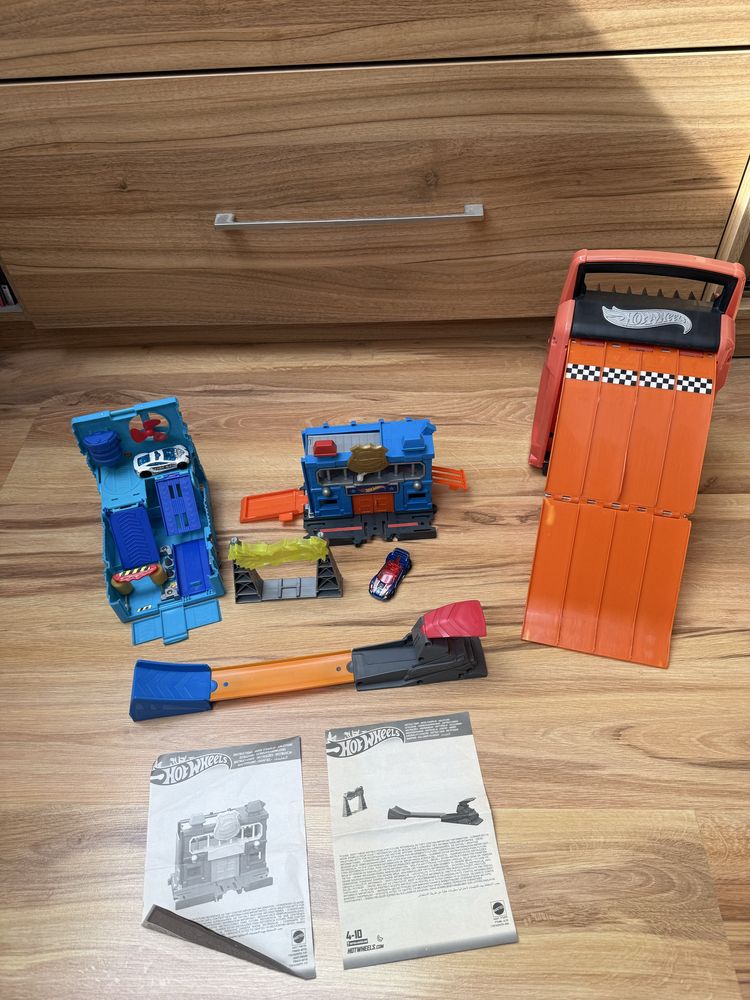 Hot whells, Matchbox - walizka, myjnia, wyrzutnia i komisariat policji